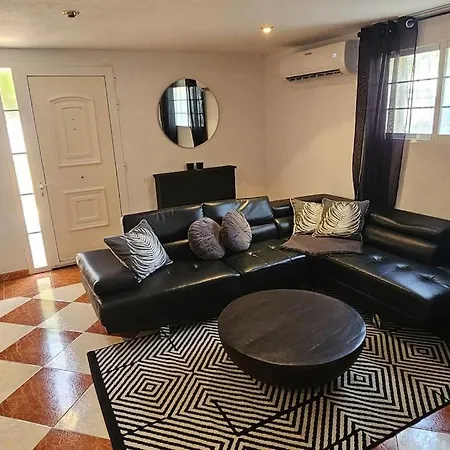 Prázdninový dům In Big House With Private Pool & Large Outdoor Space *